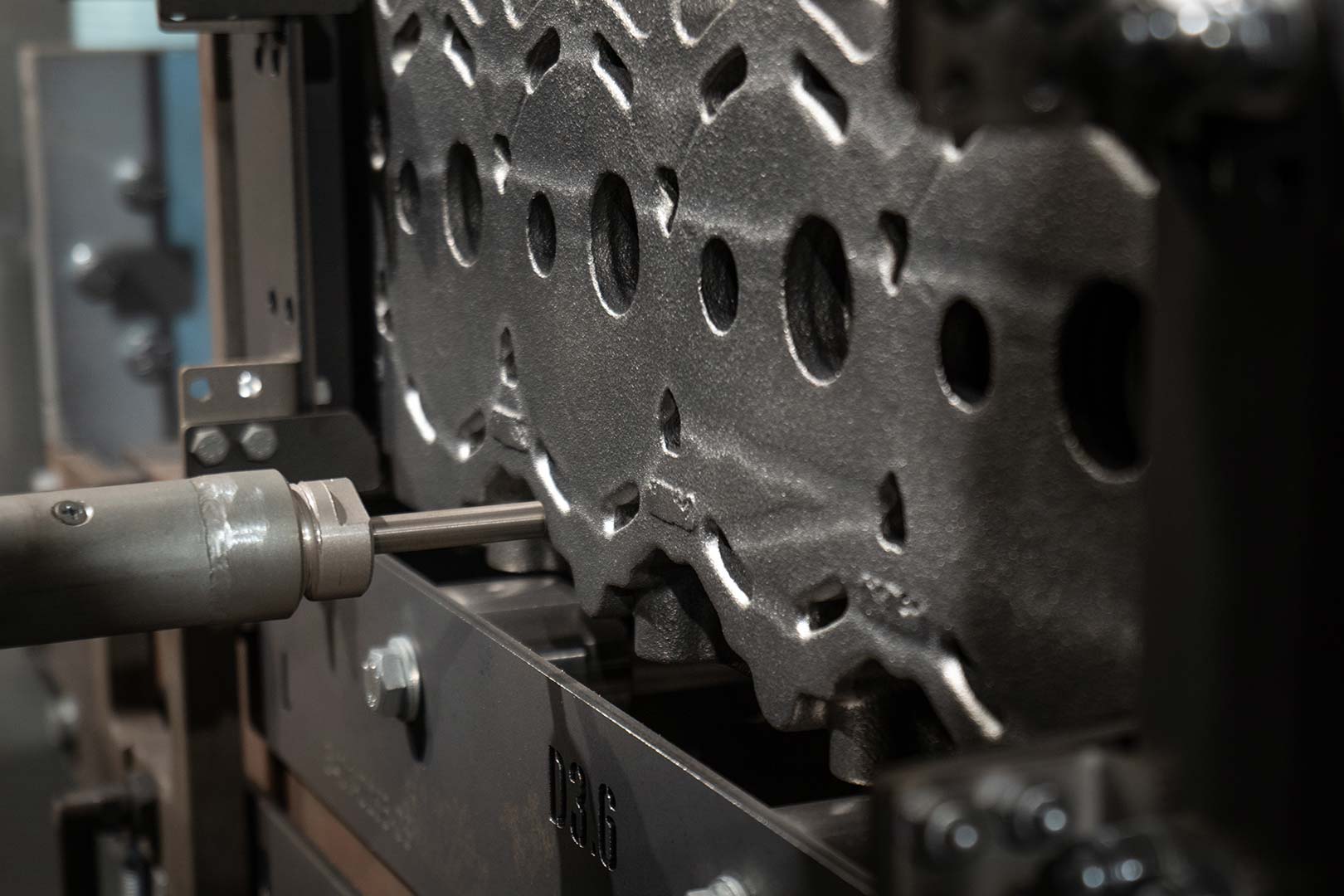 <h1><strong>Eliminating Burned-On Sand</strong> in Cylinder Heads</h1>