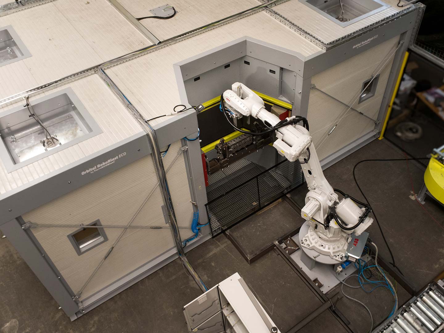 Machine for internal blasting/cleaning of cylinder heads