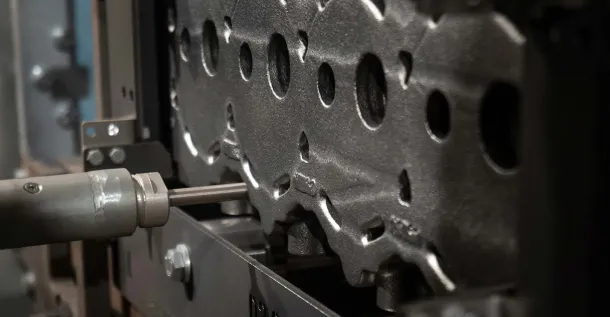 <h1><strong>Eliminating Burned-On Sand</strong> in Cylinder Heads</h1> 