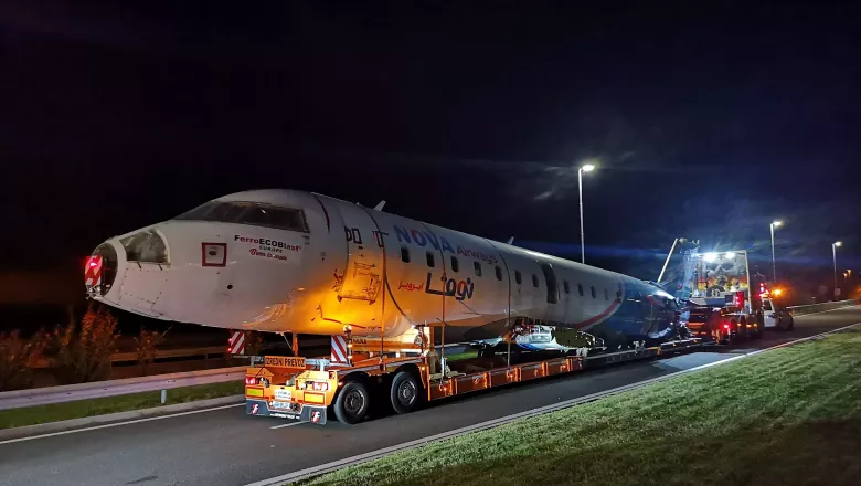 <h2>A <span style="color: rgb(196, 22, 28);"><strong>passenger jet</strong></span> jet just landed at our headquarters</h2> 